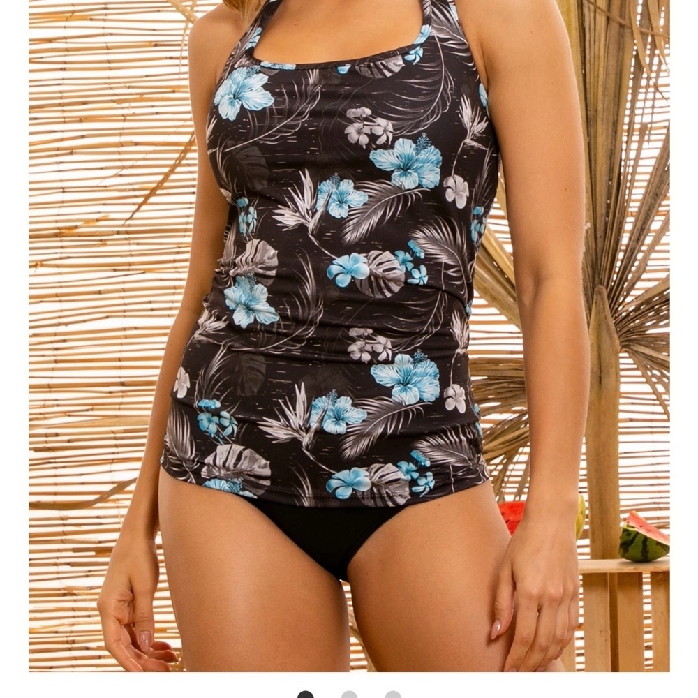 NWT- size M Brand- Hapari sport tankini top